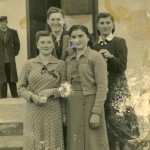 Група девојака, фотографија из 1950 и неке, са леве на десну, горе: Живановић Споменка, Стојковић Нада, доле: Стојковић Аница, Јовановић Душица. Фотографија испред старог дома културе.